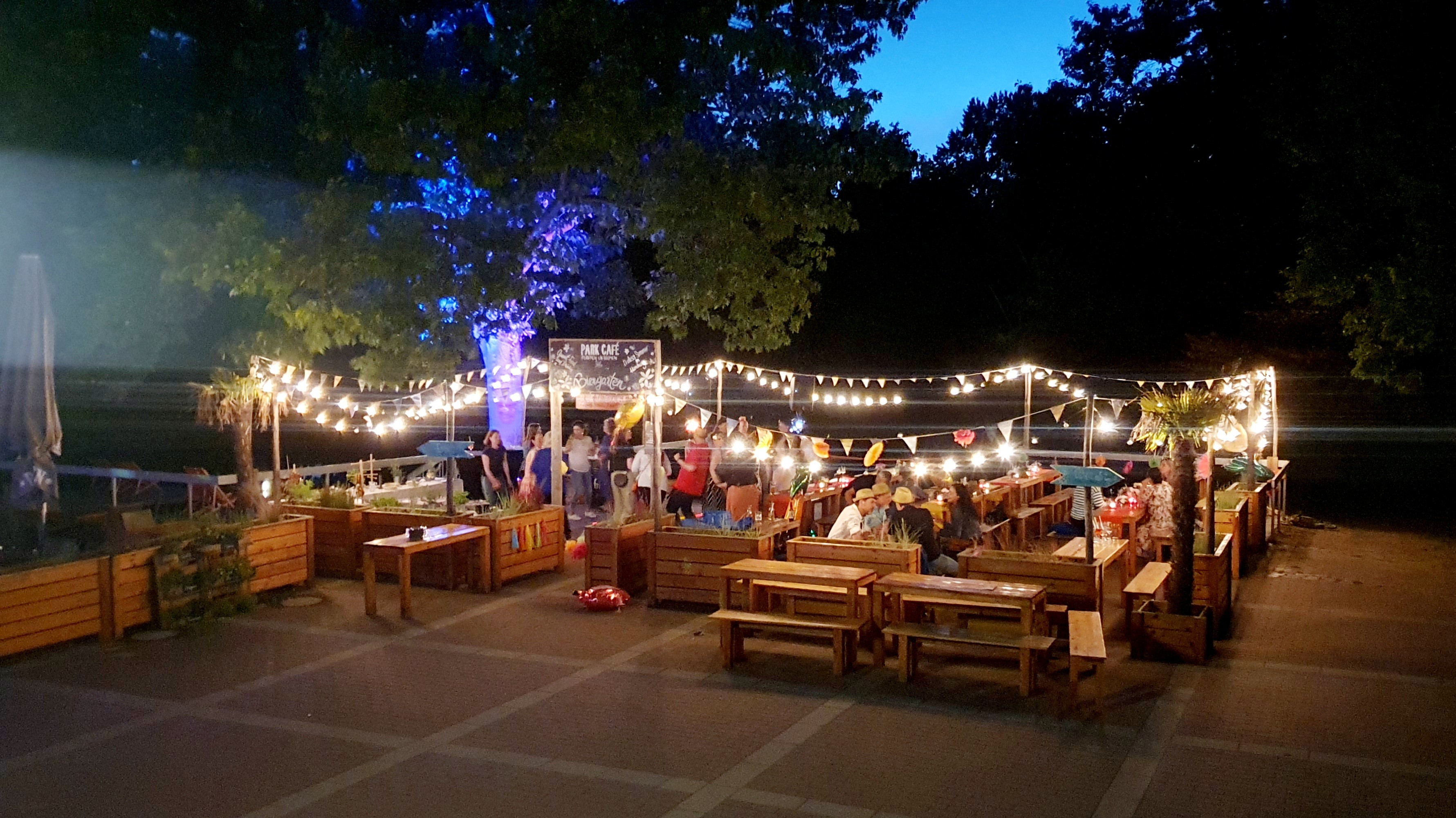 Biergarten bei Nacht